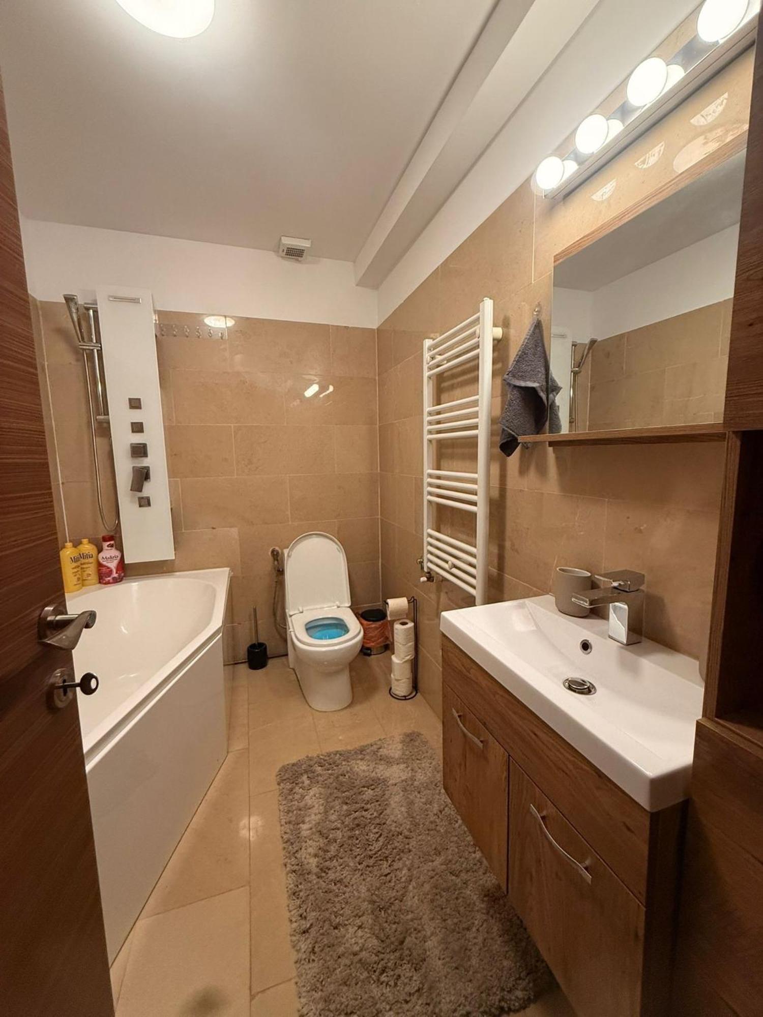 Cozy Apartment With Self Check-In Near Promenada Mall And Verdi Park Bucarest Extérieur photo